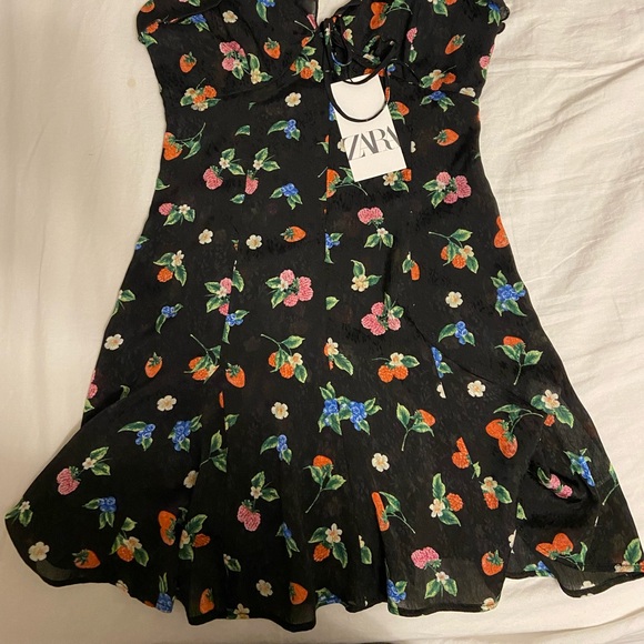 NWT 🍓 Cutest Zara Printed Mini Dress with Ruffles and Summer Berries 🫐 - Picture 5 of 7